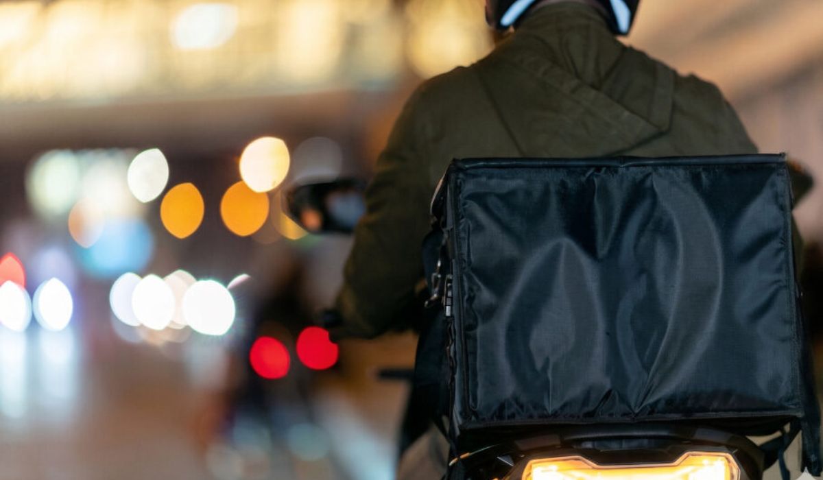 Delivery company fined QR 10,000 for advertising discounts without a license